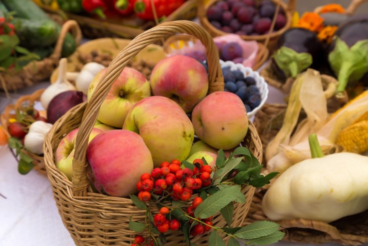 Богатый урожай овощей и фруктов