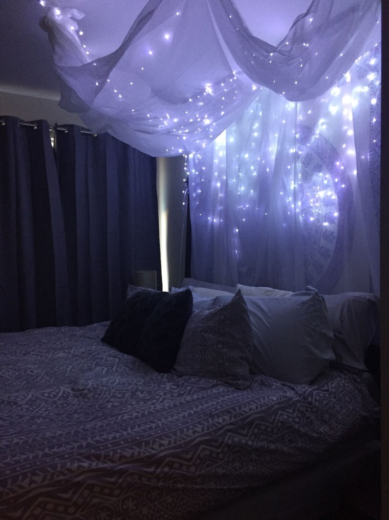 Комната с кроватью ночью