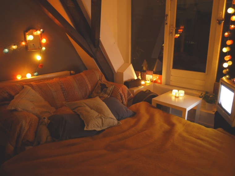 Комната с кроватью и окном ночью