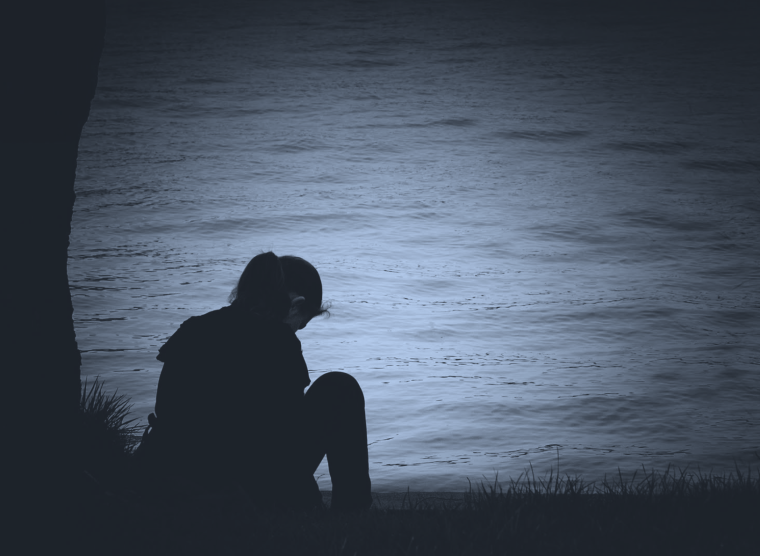 Грустная девушка на закате