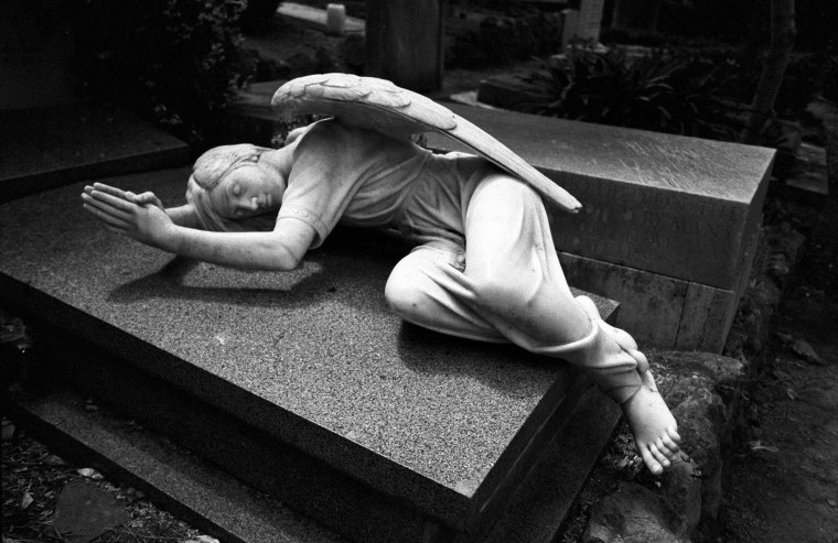 Скульптура скорбь