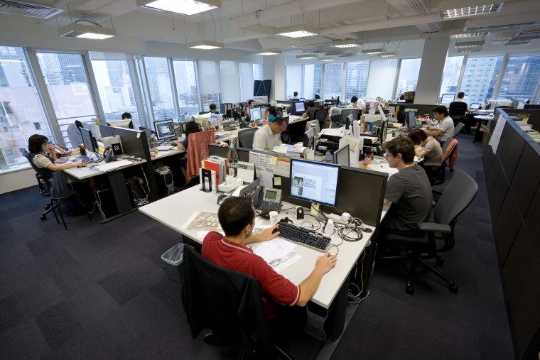 Много людей в офисе