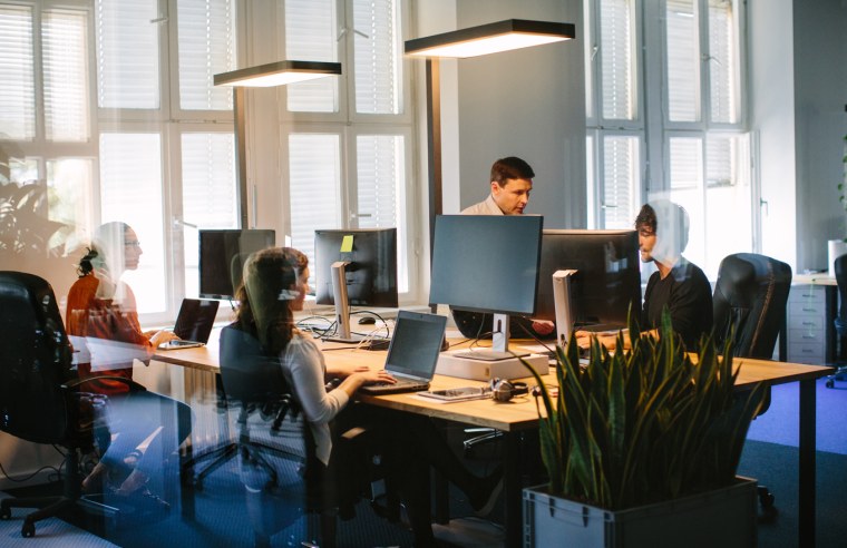 Большой офис с бухгалтерами