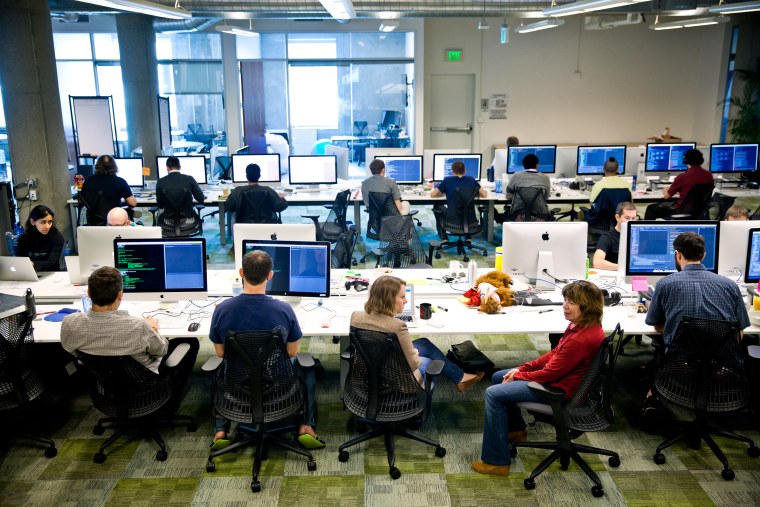 Много людей за компьютерами