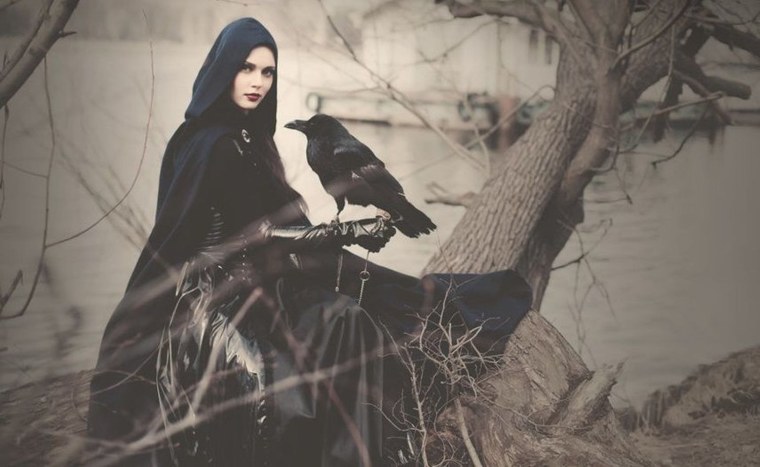 Девушка ведьма