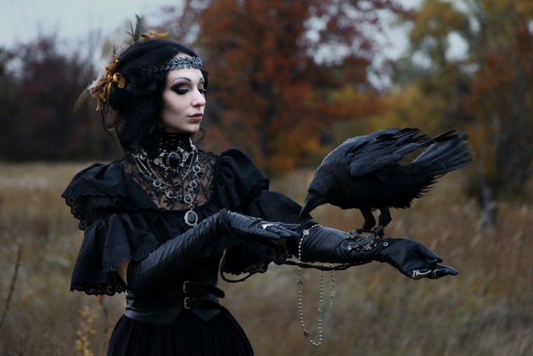 Девушка с вороном