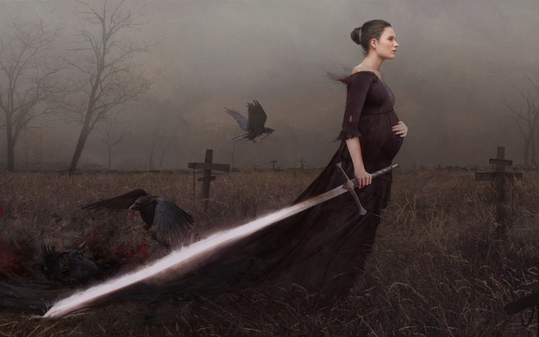 Красивая ведьма с вороном