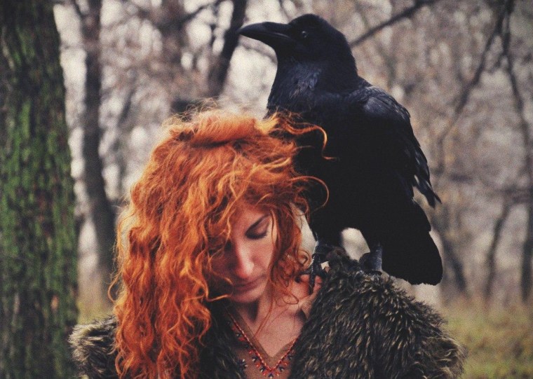 Девушка с орлом