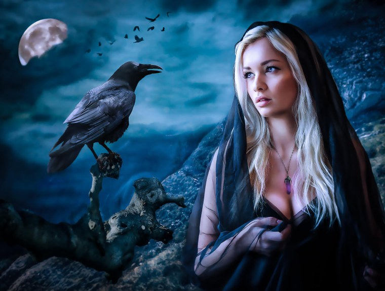Девушка с вороном
