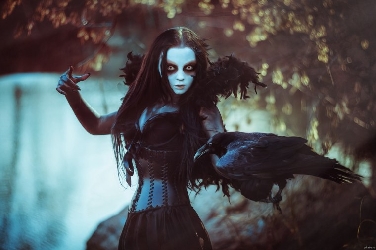 Девушка с вороном