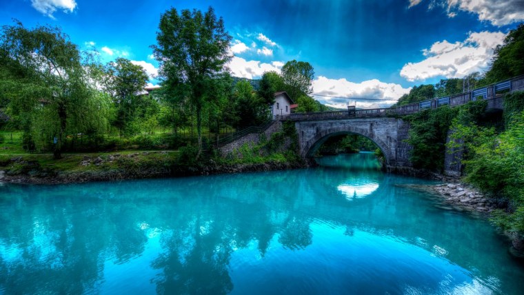 Красивая река