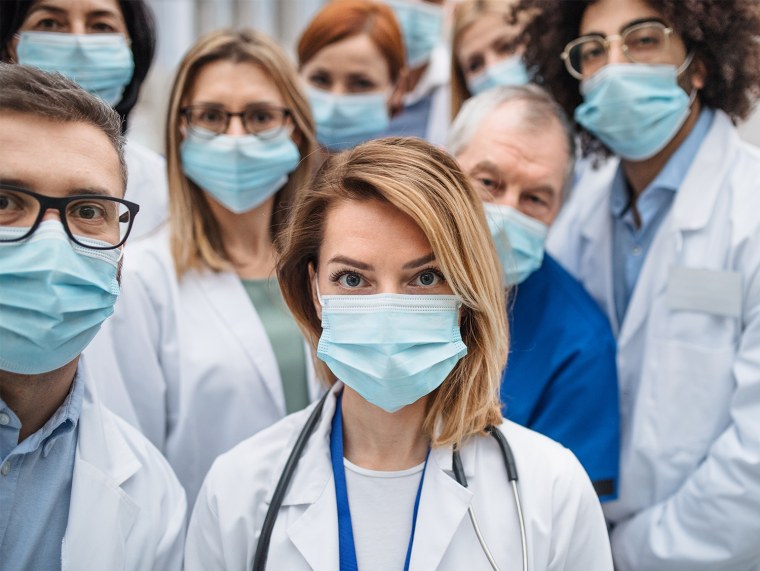 Медработник в маске