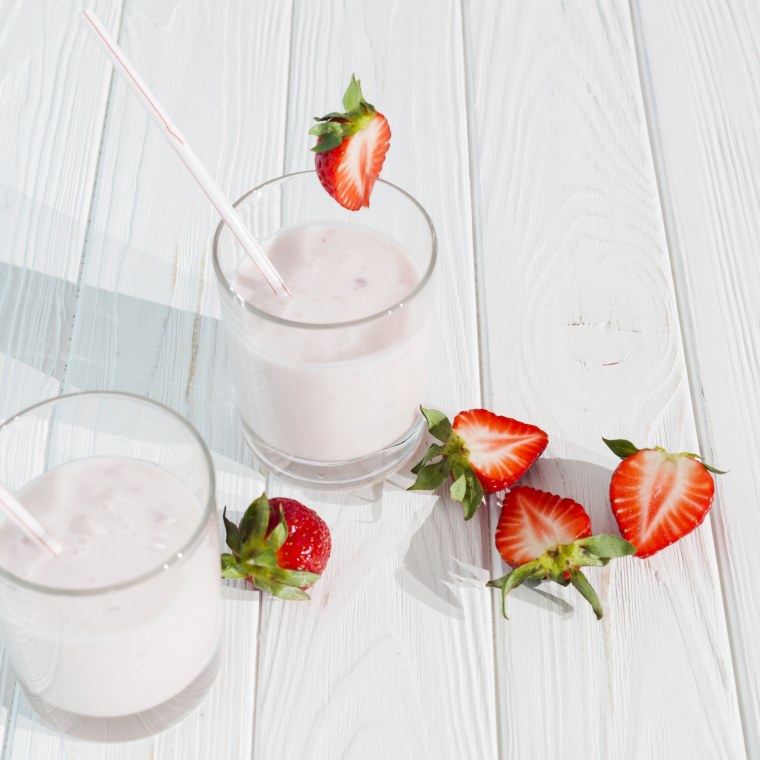 Молочные коктейли на белом фоне