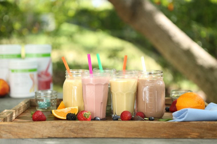 Молочный коктейль на белом фоне