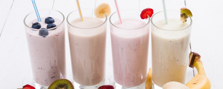 Молочный коктейль на черном фоне