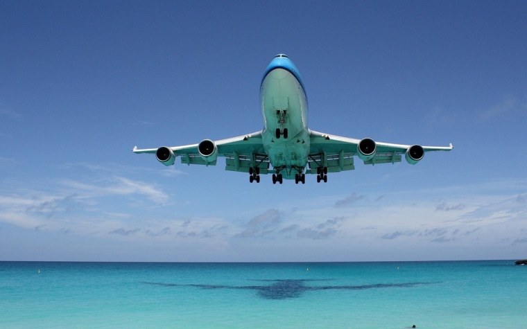 Самолет над морем