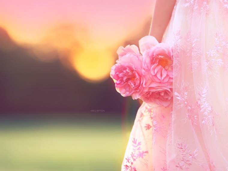 Девушка в нежно розовом цвете