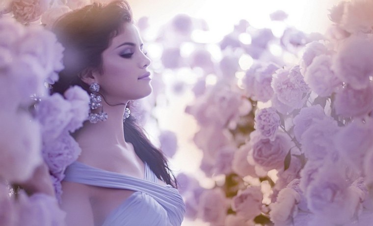 Селена Гомес с розой