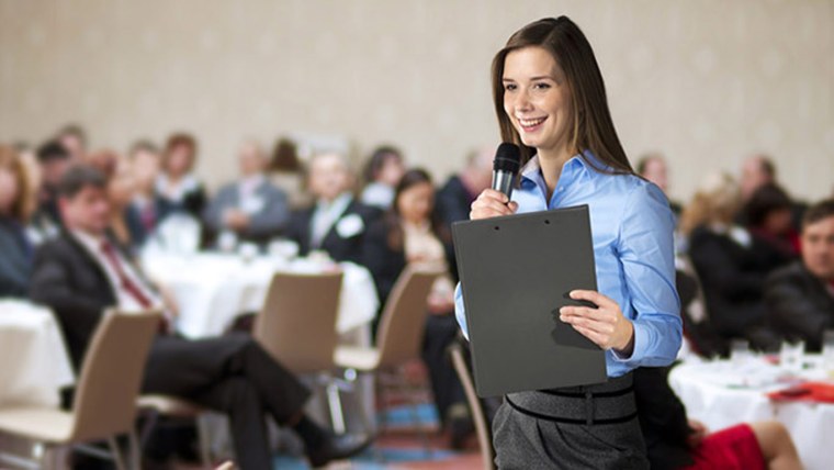 Девушка выступает на конференции