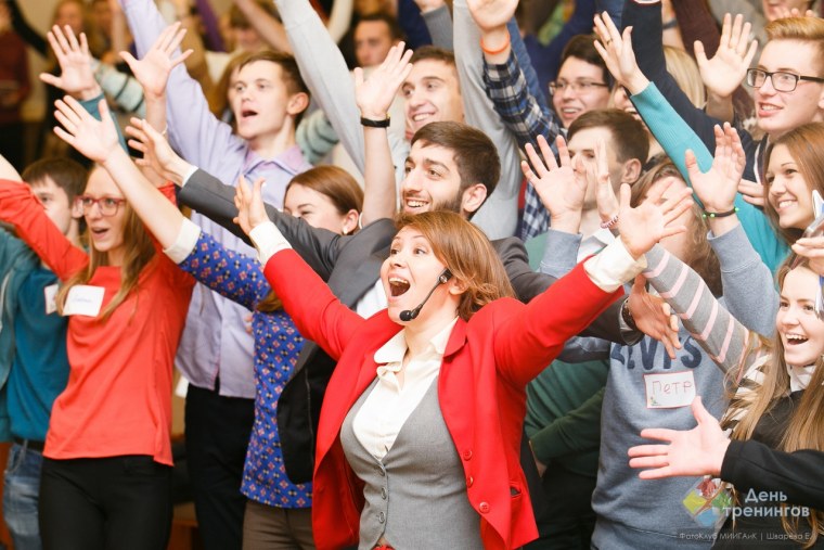 Спикер с микрофоном