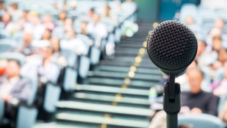 Выступает на конференции