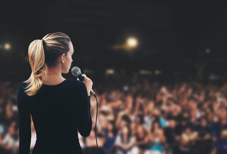 Выступать на сцене