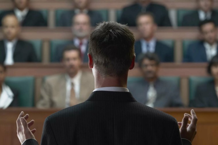 Спикер с микрофоном