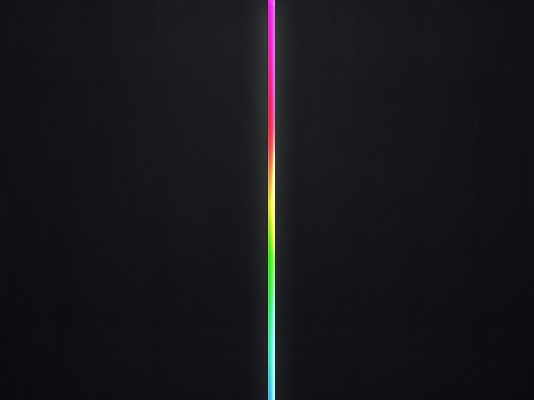 Неоновые полосы на черном фоне