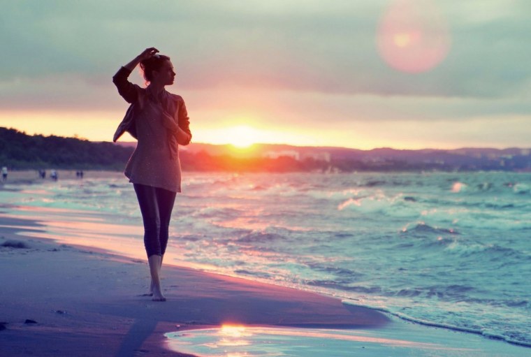 Девушка идет по берегу