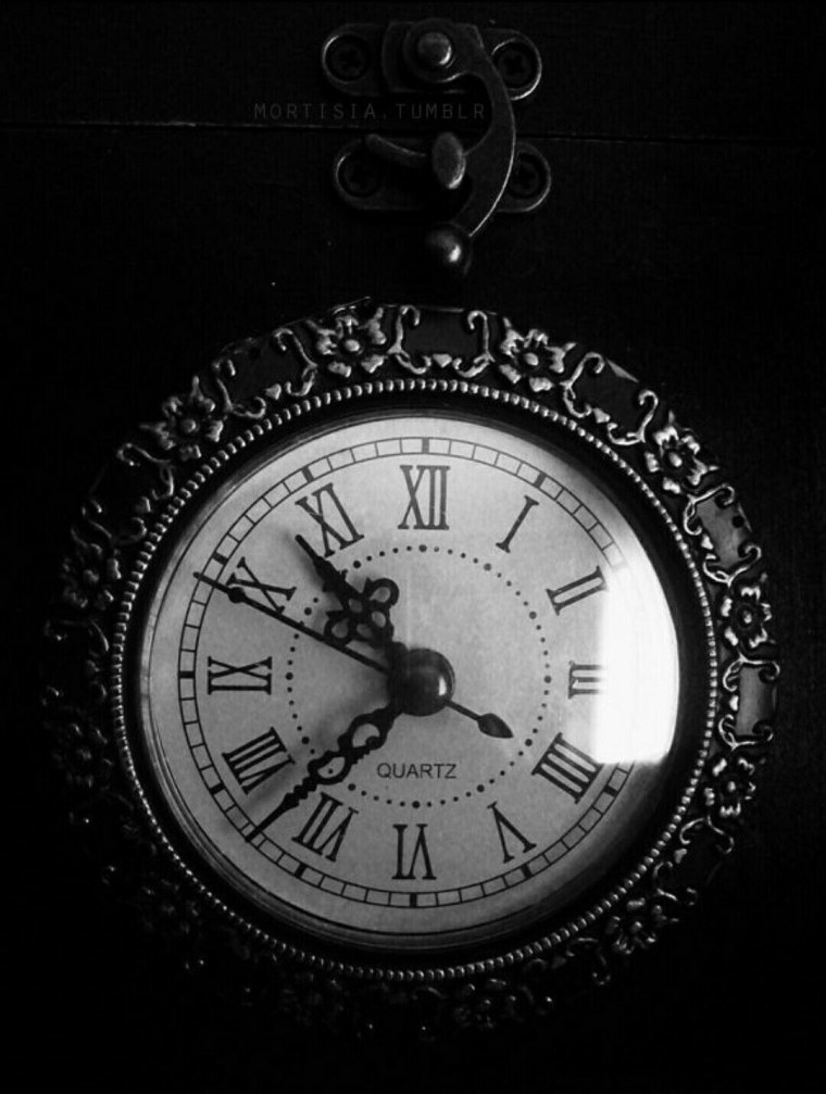 Часы на черном фоне