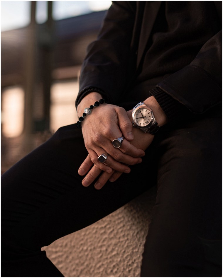 Мужская рука с часами