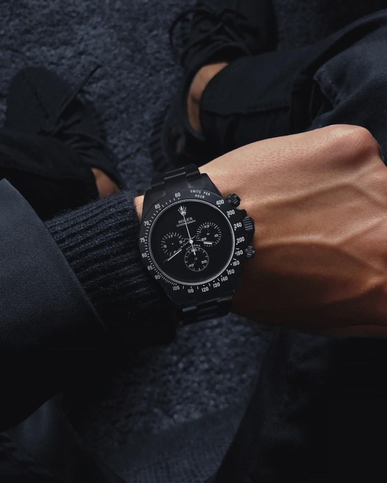 Мужские часы на руке