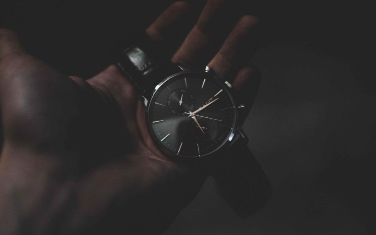 Часы на черном фоне