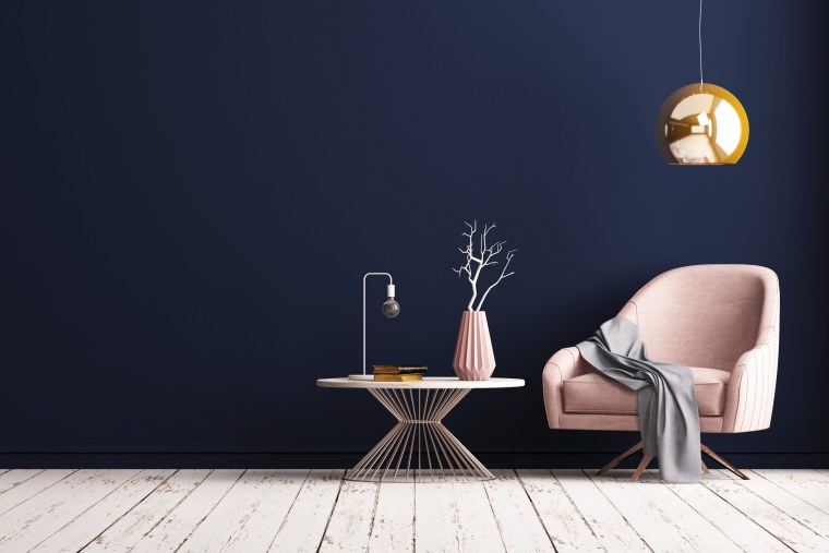 Кресло на фоне стены