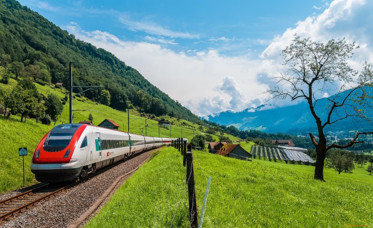 Поезд на фоне природы