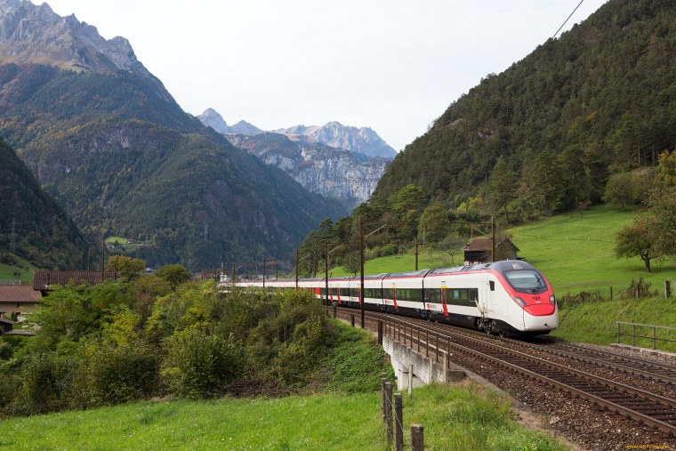 Швейцария озеро с Локомотив поезд