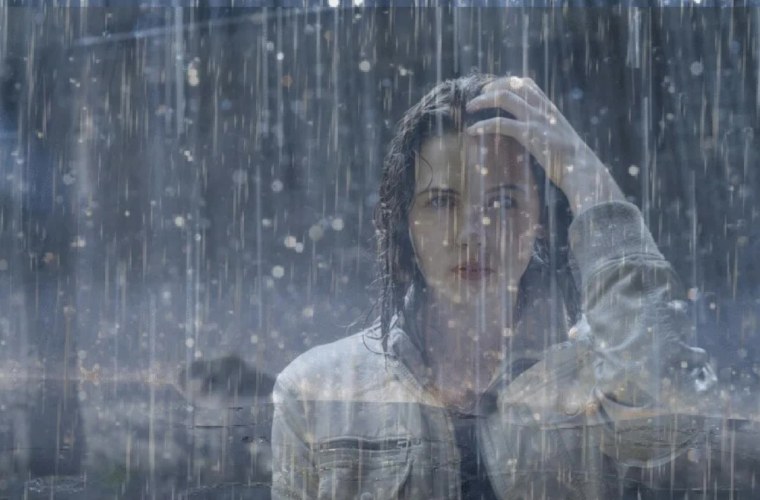 Девушка за окном дождь