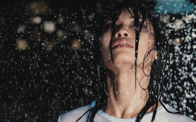 Девушка плачет под дождем