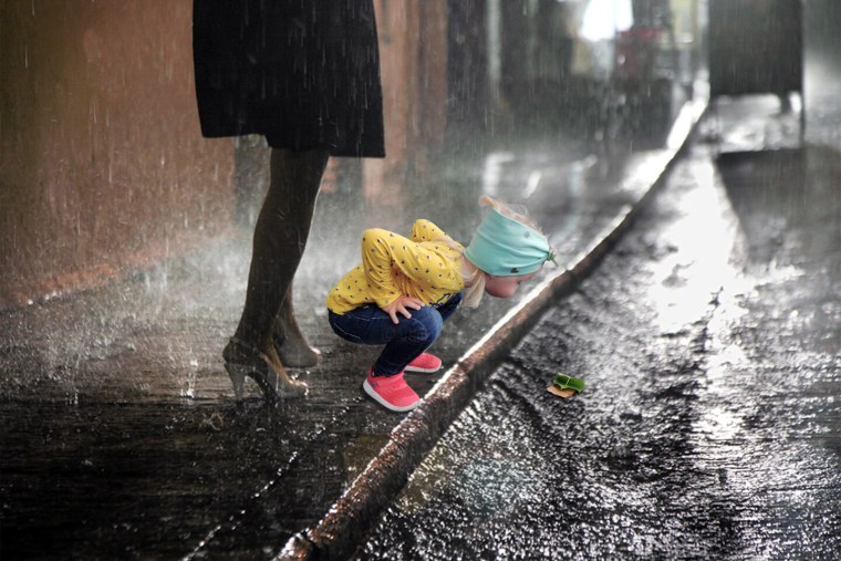 Красивая девушка под дождем