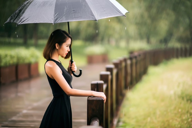 В платье под дождем