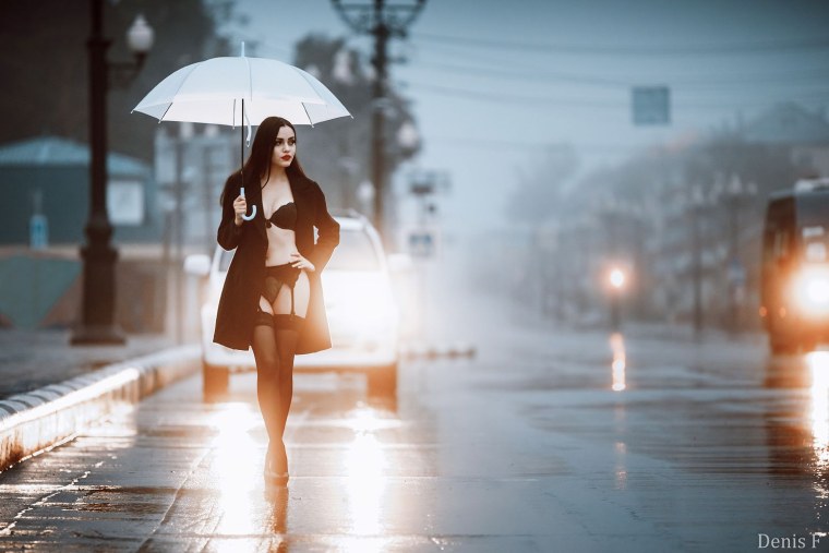 Девушка в Красном платье под дождем