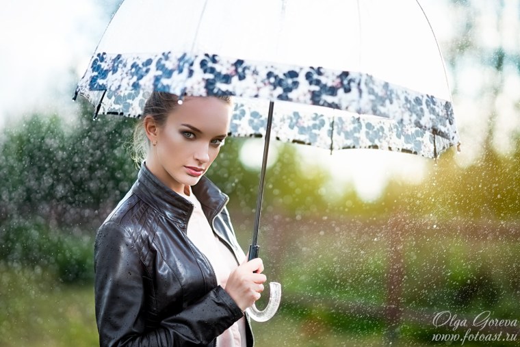 Девушка с зонтом под дождем