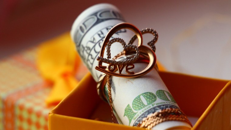 Обручальные кольца и деньги