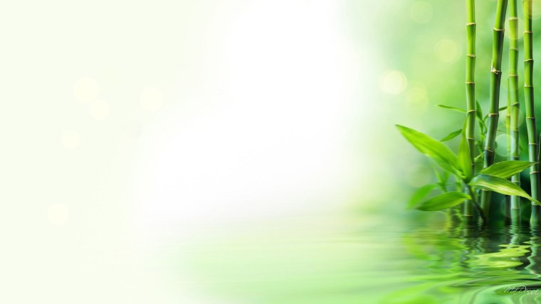 Апельсин на синем фоне