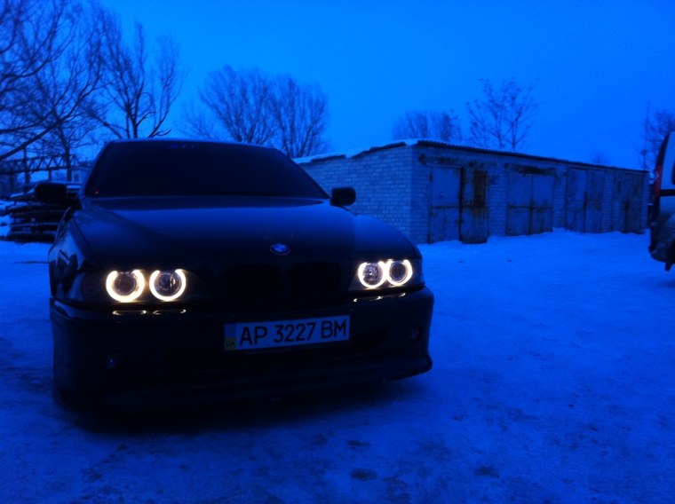 Чёрная БМВ е39 зимой