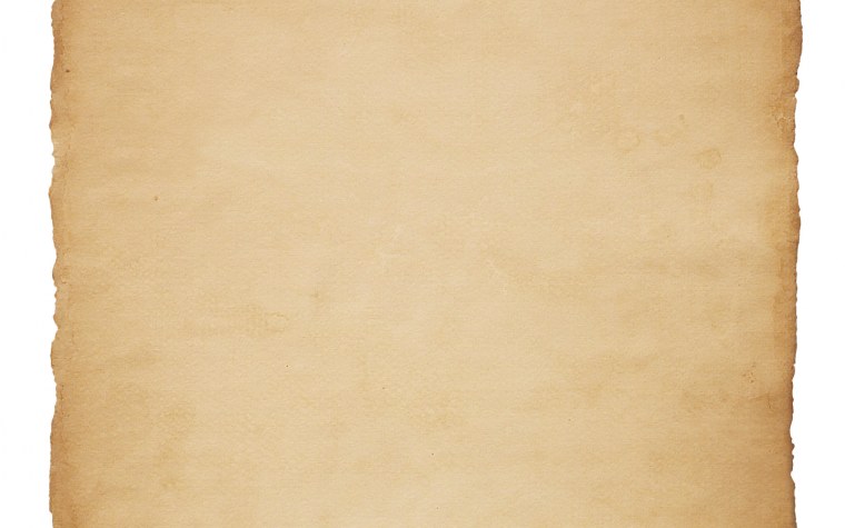 Старинный рабочий стол с бумагами