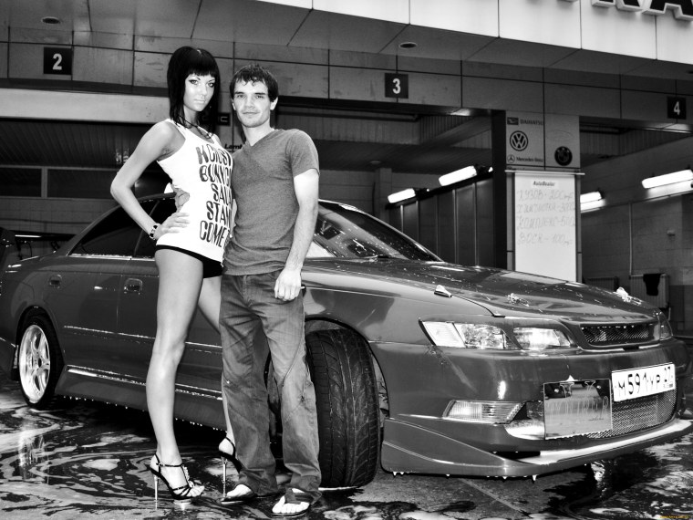 Автомобиль спортивный и девушка