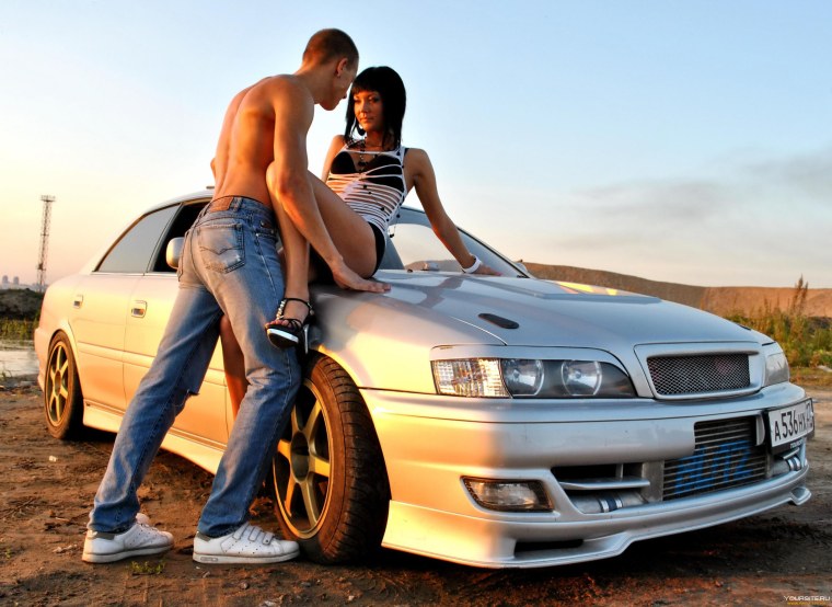 Парень с девушкой около машины