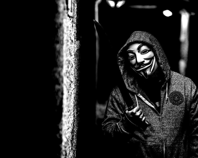 Парень в маске