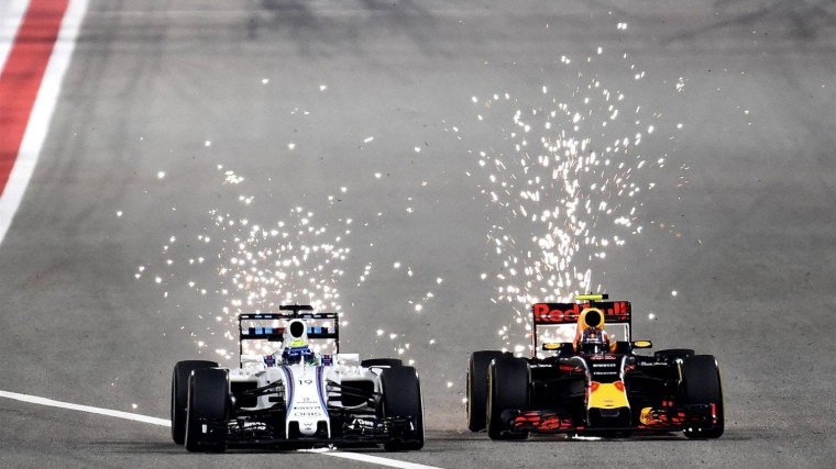 Болид f1 искры